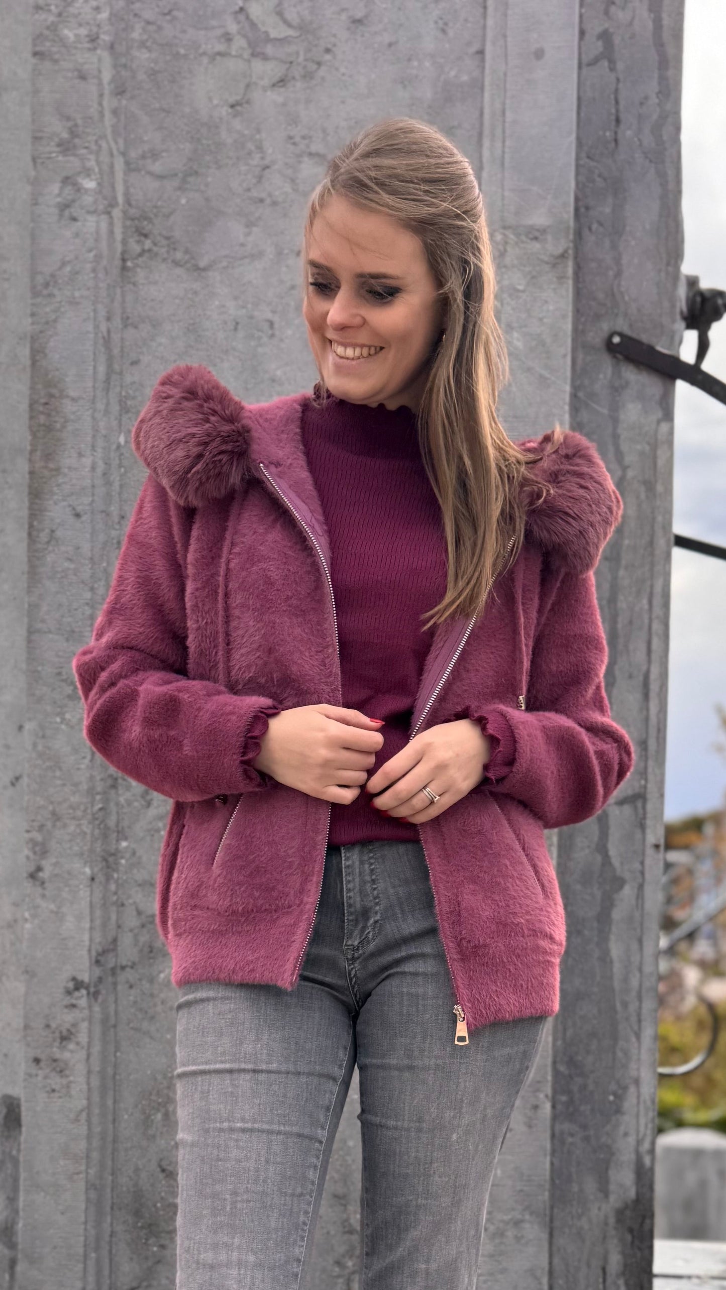 Fluffy gilet met kap - burgundy