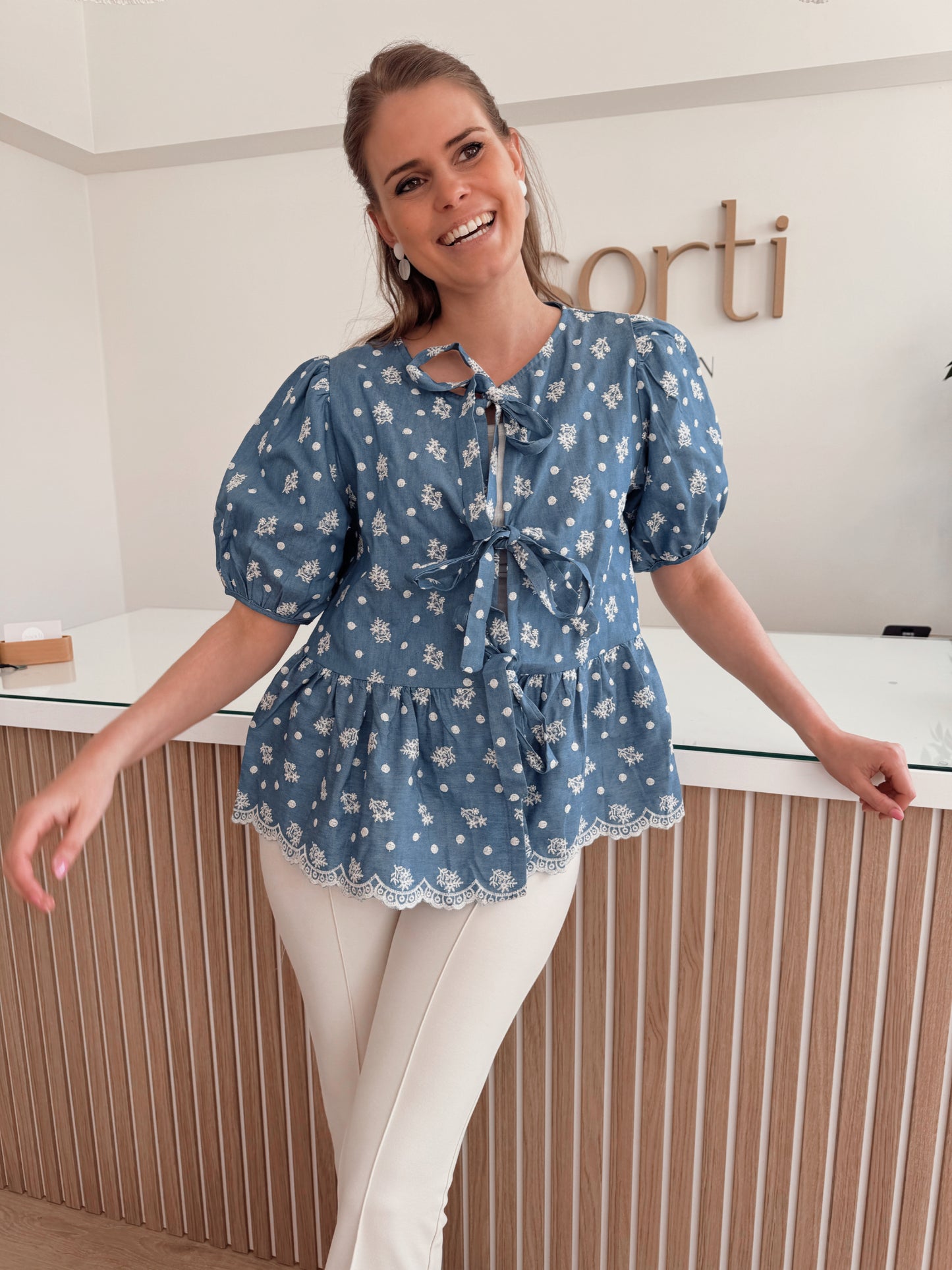 Peplum bloesje broderie - jeansblauw