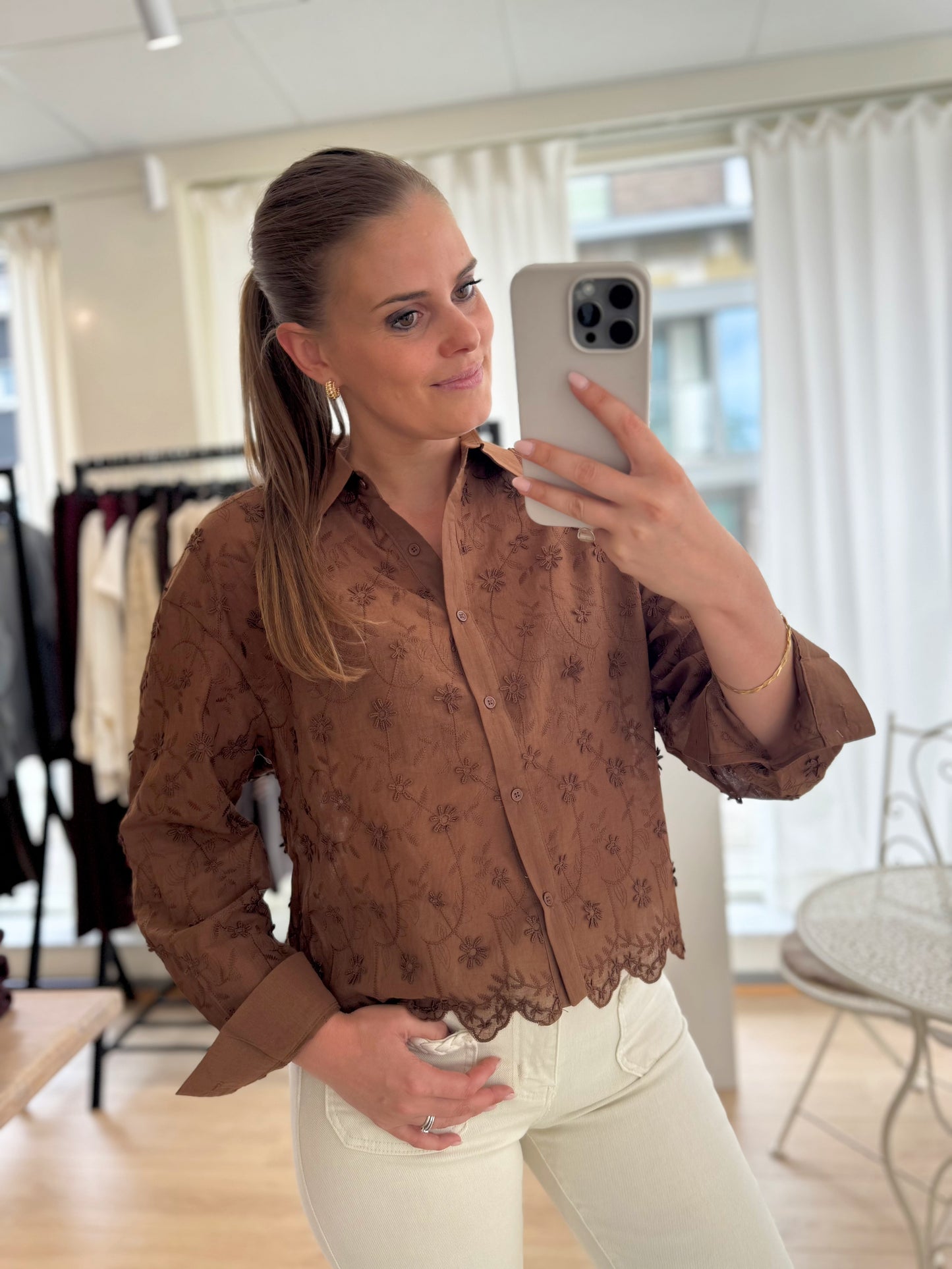 Cropped blouse broderie - cognac