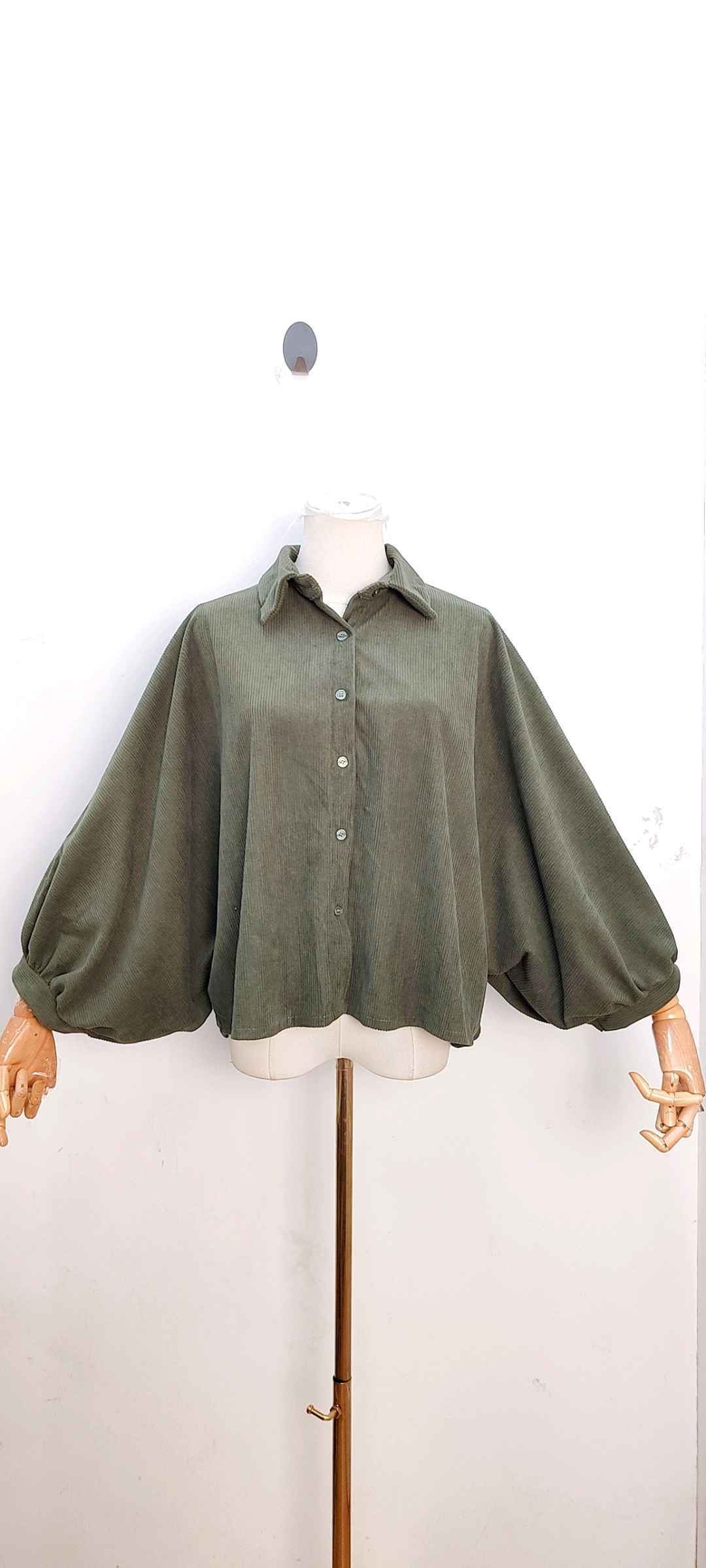 Bloes in ribfluweel met vlindermouwen - khaki