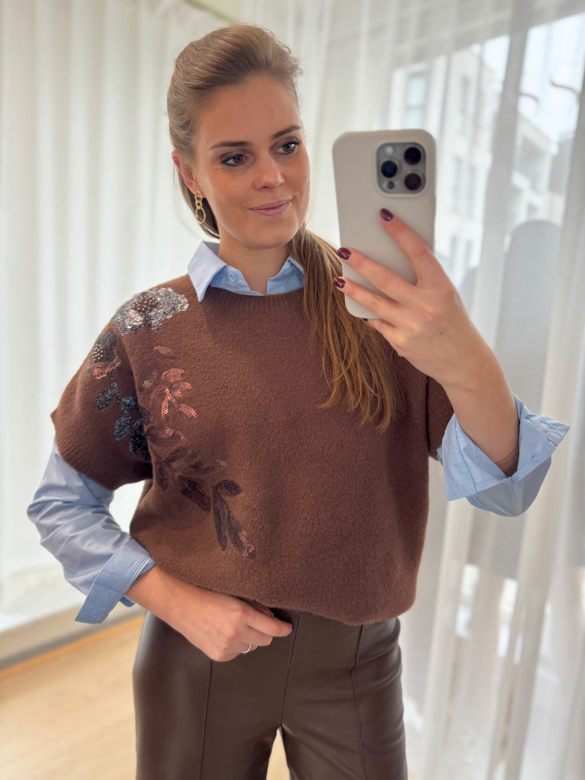 Korte bloes met borstzakje – Lichtblauw