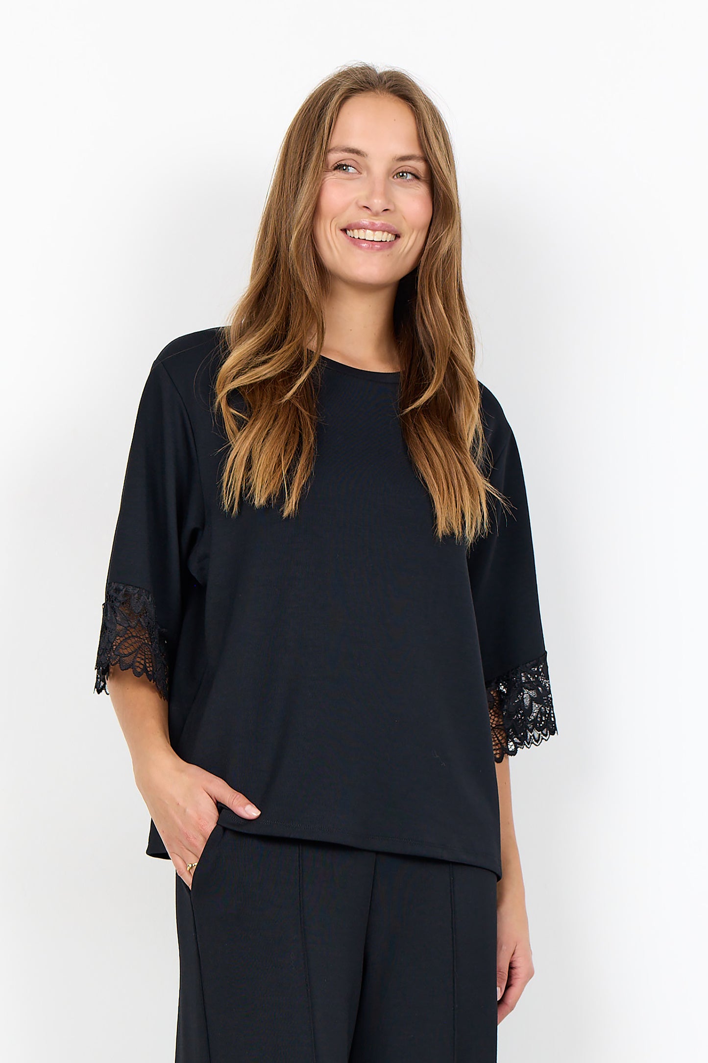 Banu 266 sweater lace - black