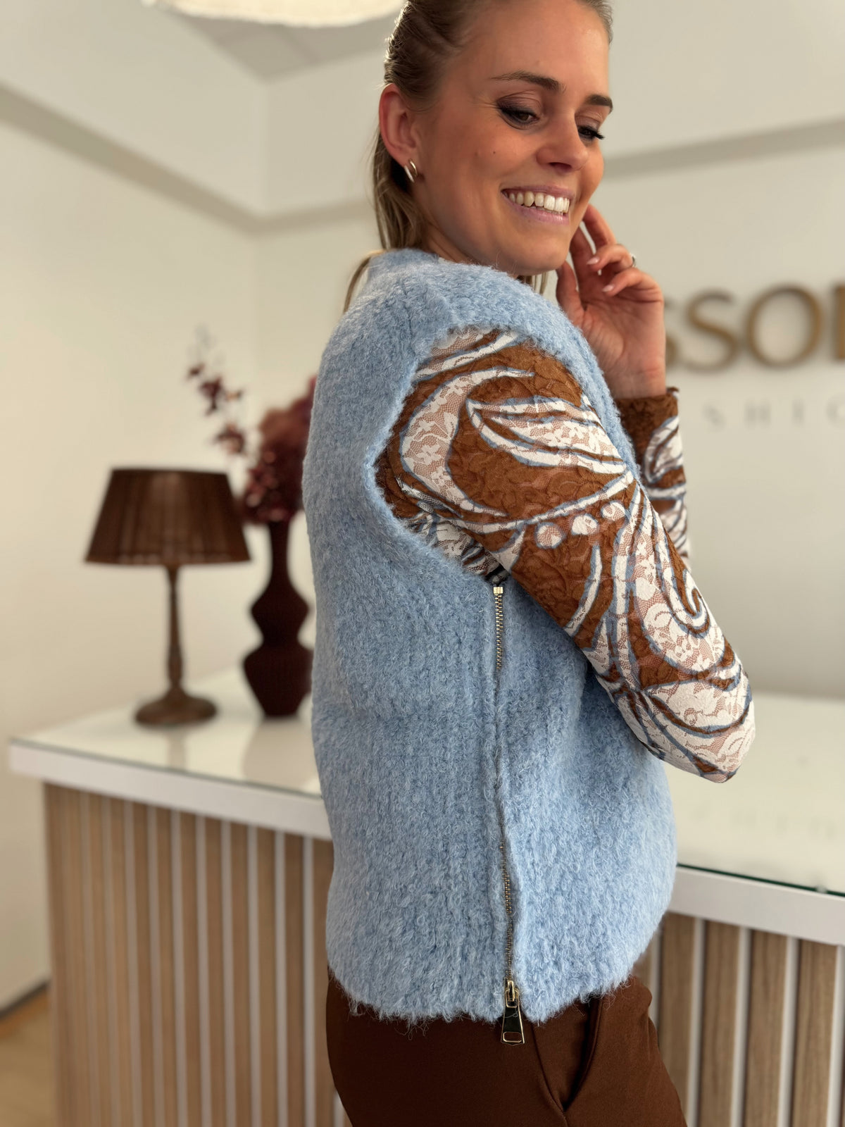 Mouwloze bouclé trui - lichtblauw