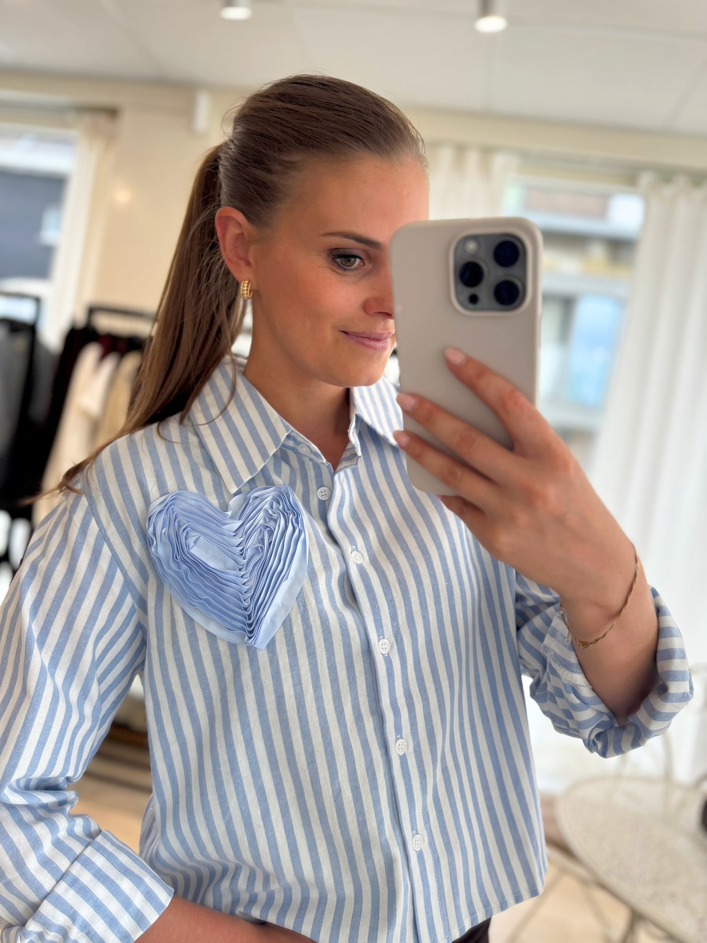 Gestreepte blouse met hart - lichtblauw/ecru