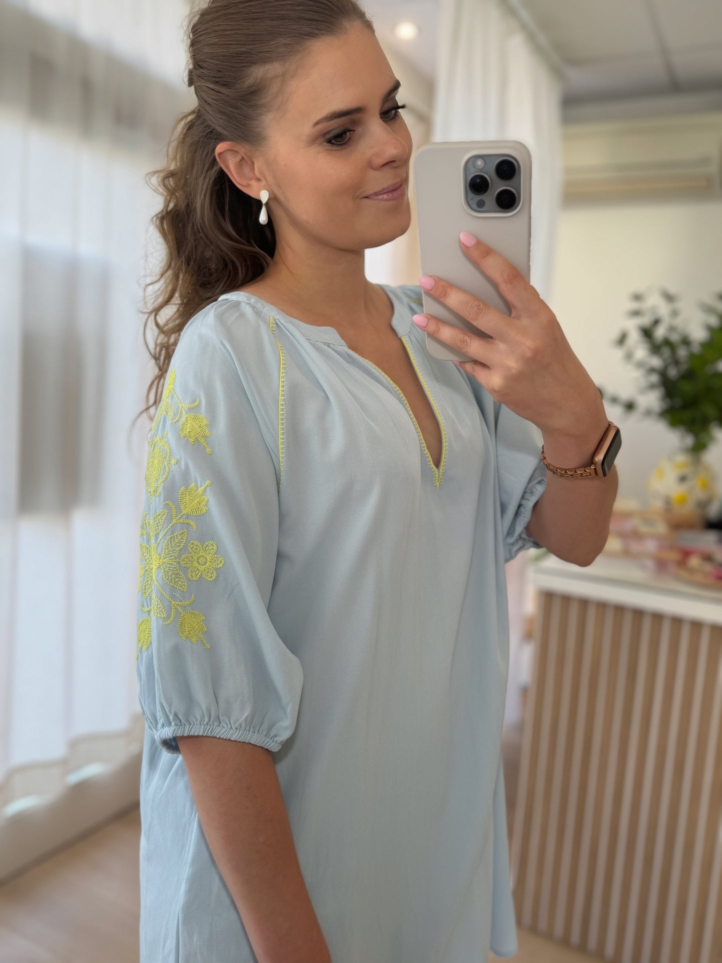 Kleedje V hals broderie mouw - lichtblauw/geel