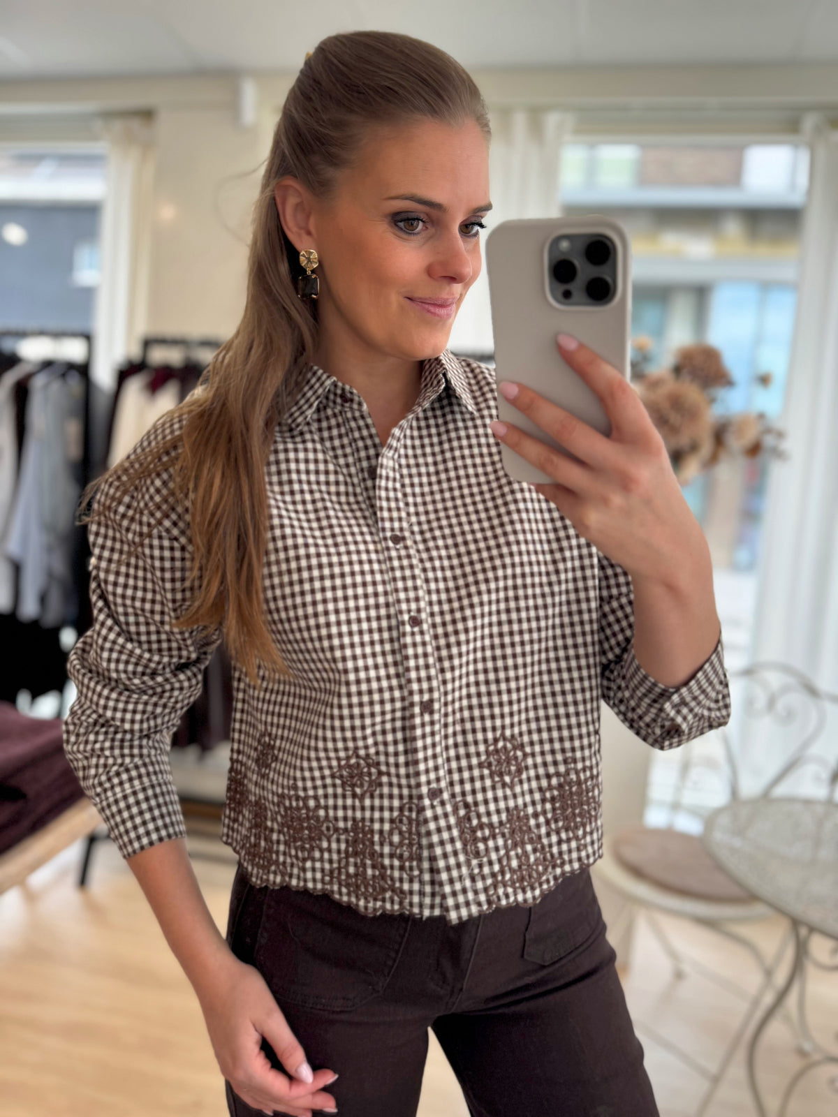 Cropped bloes ruit broderie - bruin