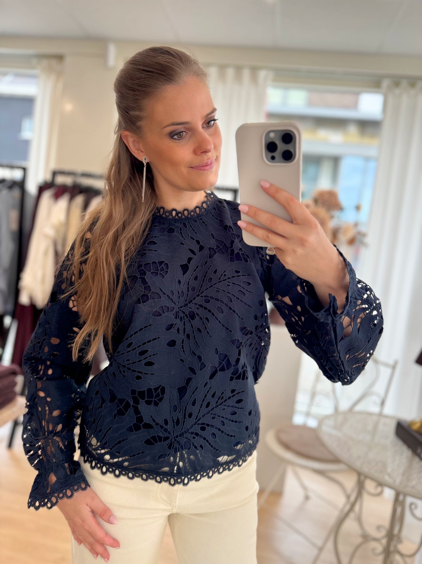 Rodiana blouse broderie - donkerblauw