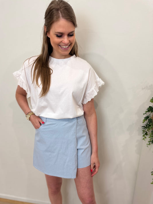 T-shirt embroidery - white