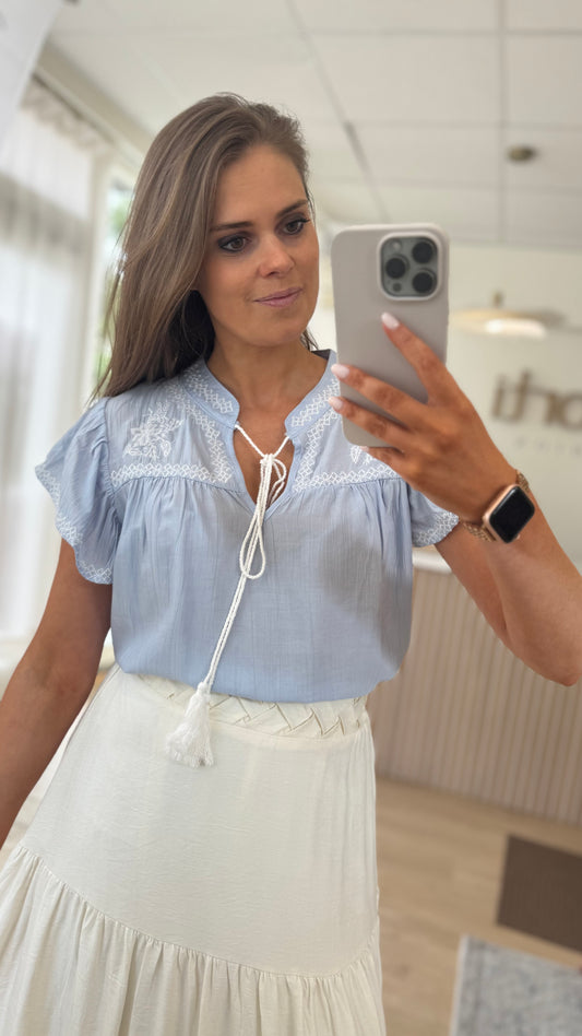 Elowen Geborduurde Blouse - lichtblauw
