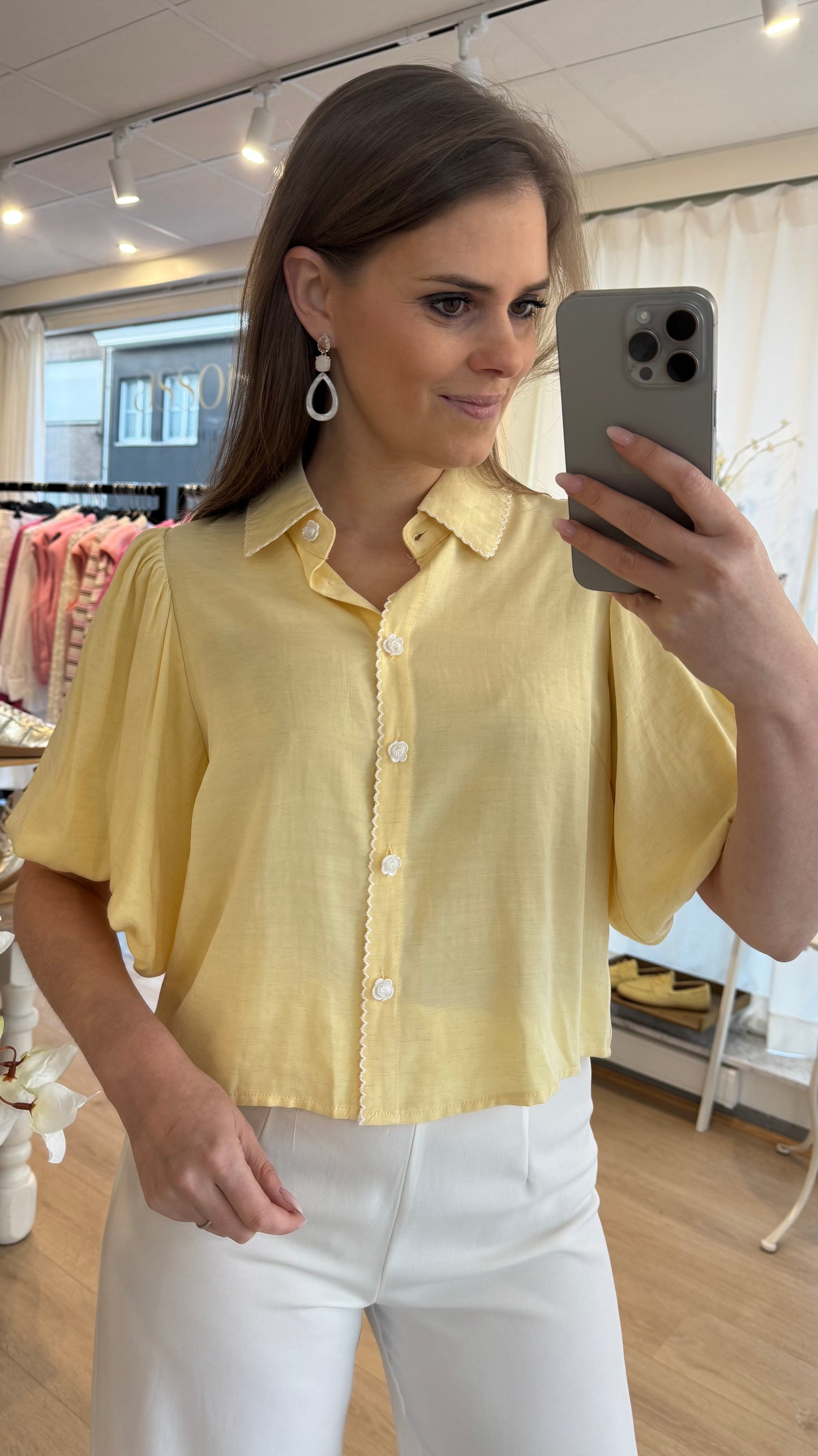 Blouse KM broderie detail - lichtgeel