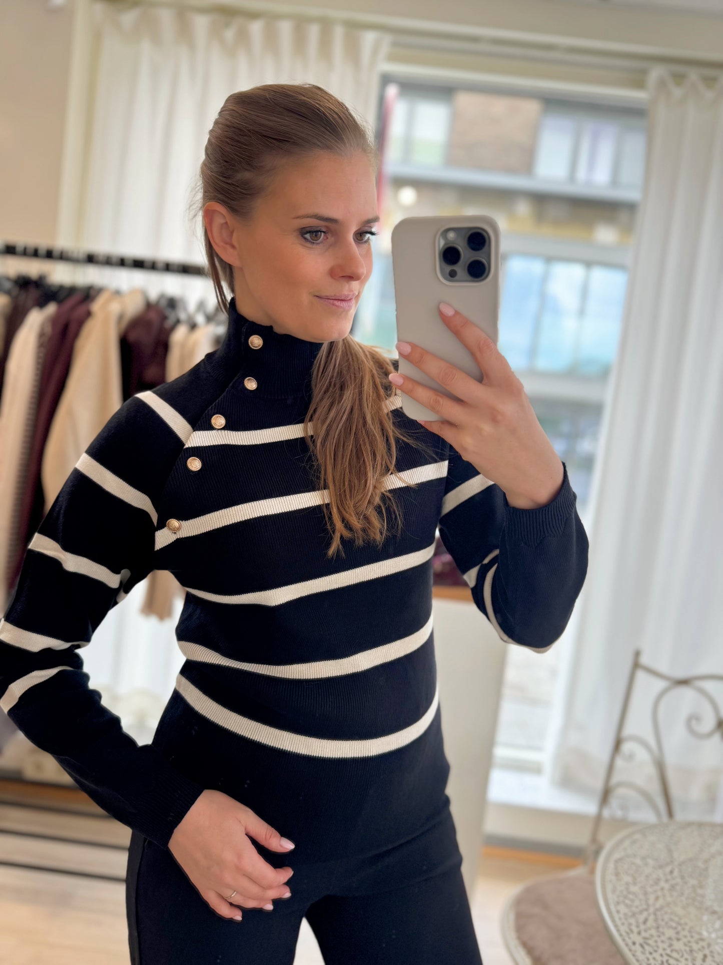 Dela button pullover - zwart/beige