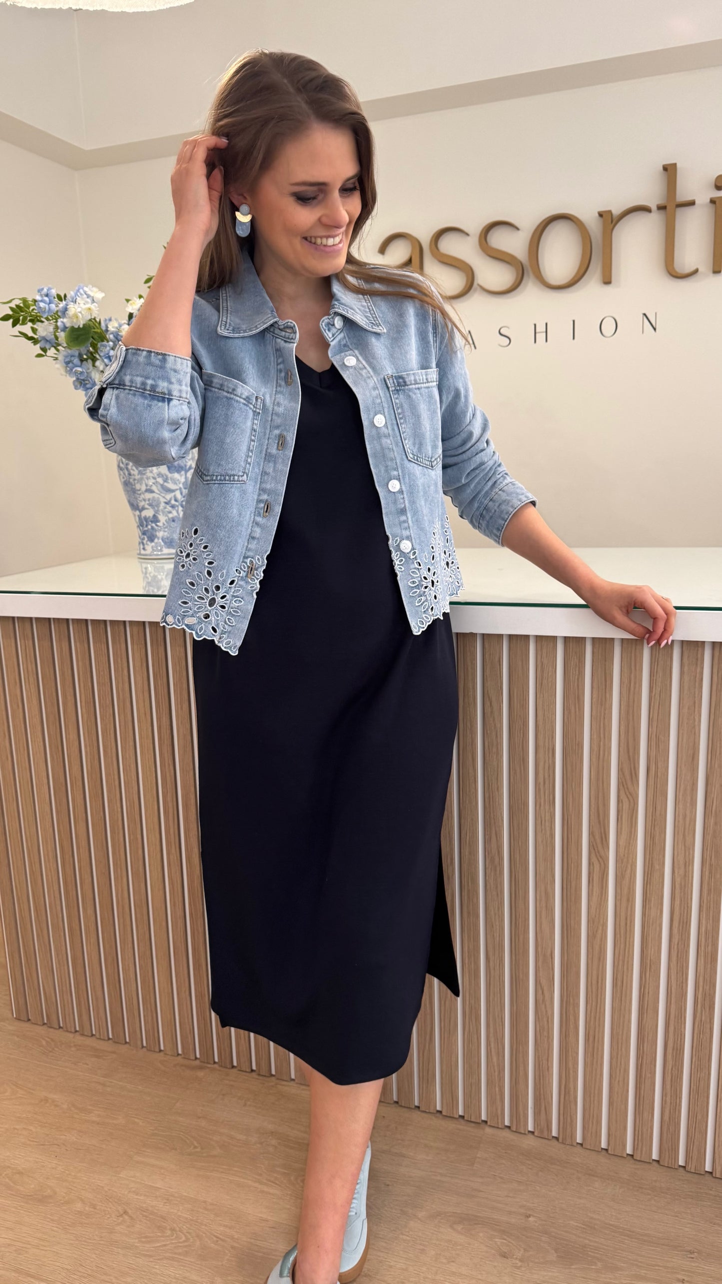 Jeansjasje broderie boord - lichtblauw