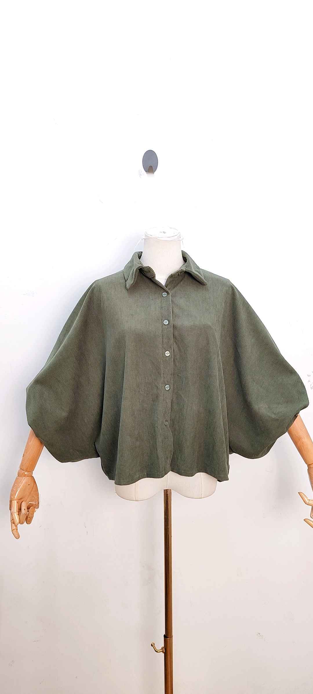 Bloes in ribfluweel met vlindermouwen - khaki
