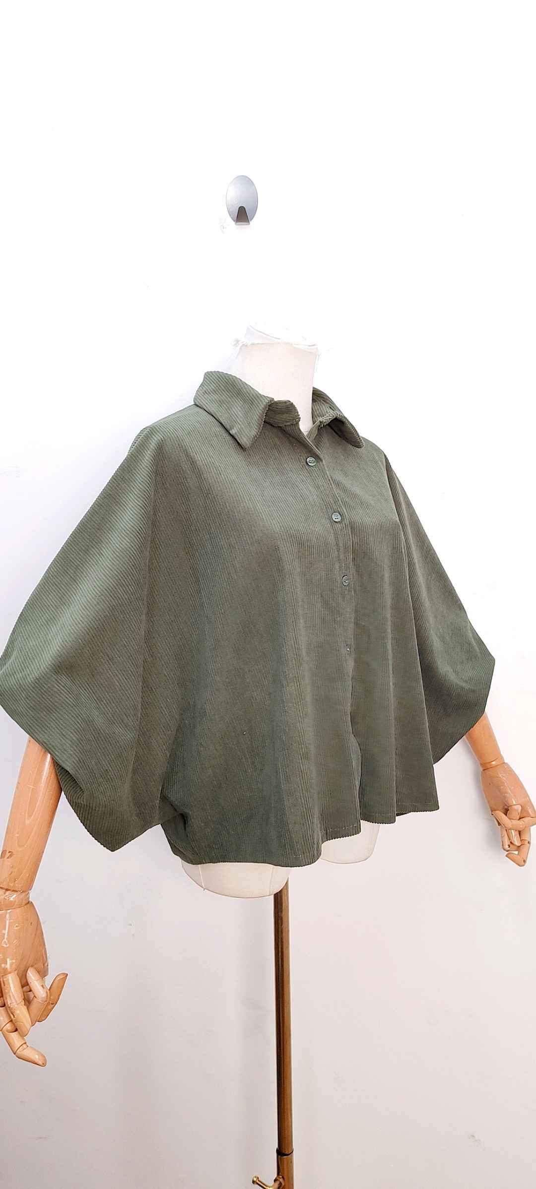 Bloes in ribfluweel met vlindermouwen - khaki