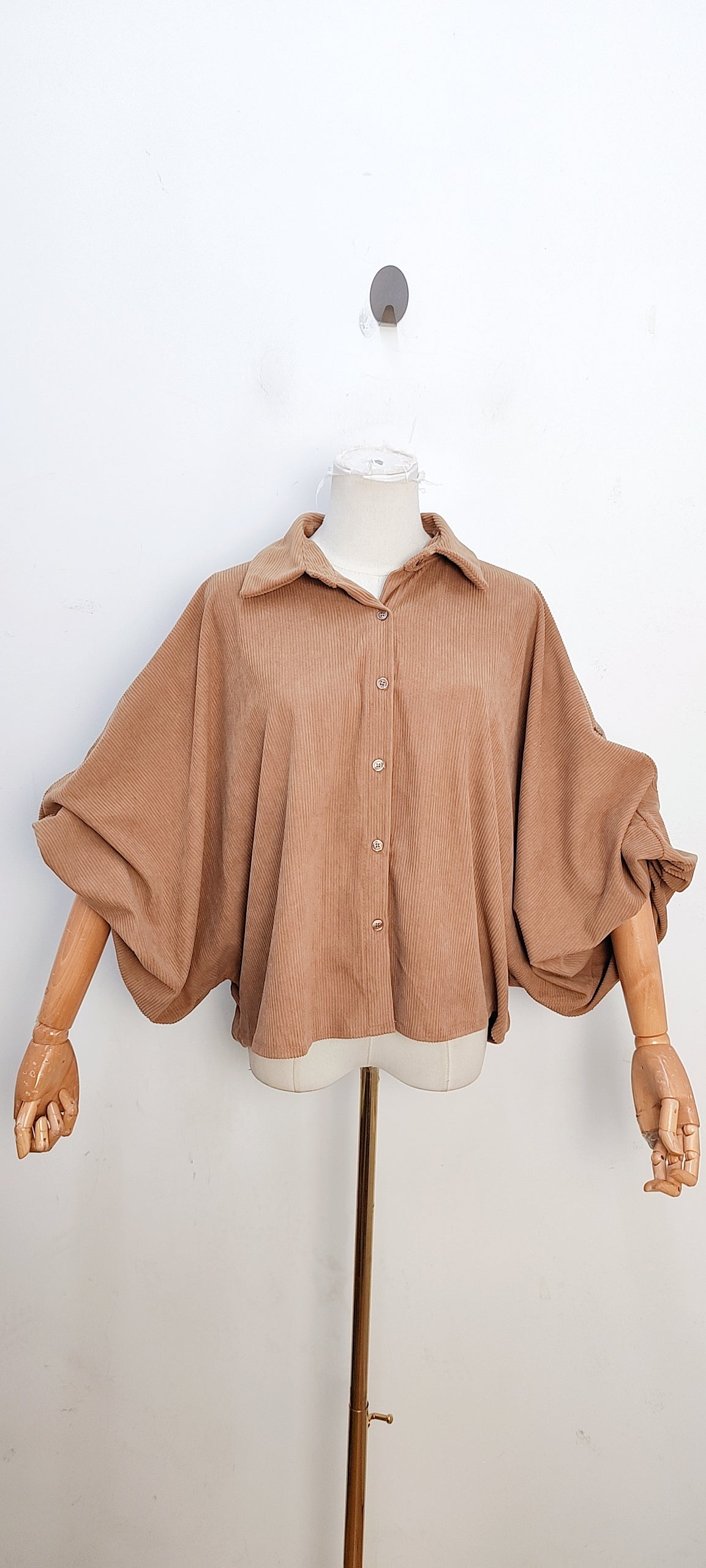 Bloes in ribfluweel met vlindermouwen - camel