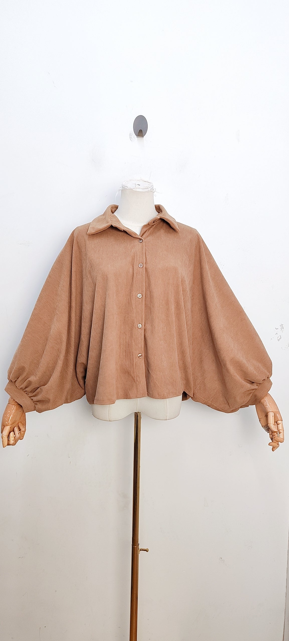 Bloes in ribfluweel met vlindermouwen - camel