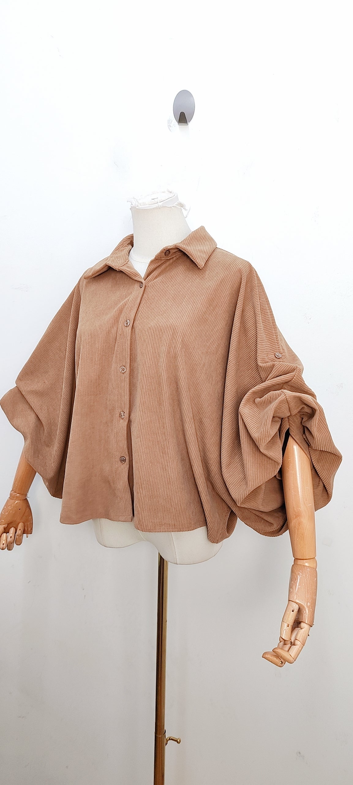 Bloes in ribfluweel met vlindermouwen - camel