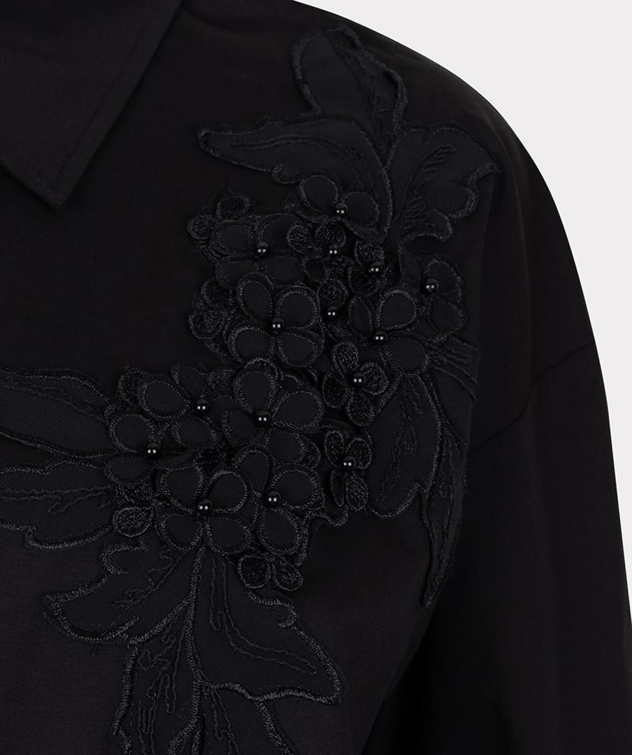 28707 Blouse small flower patch - black