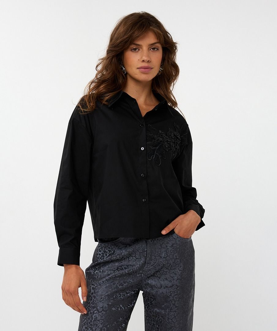28707 Blouse small flower patch - black