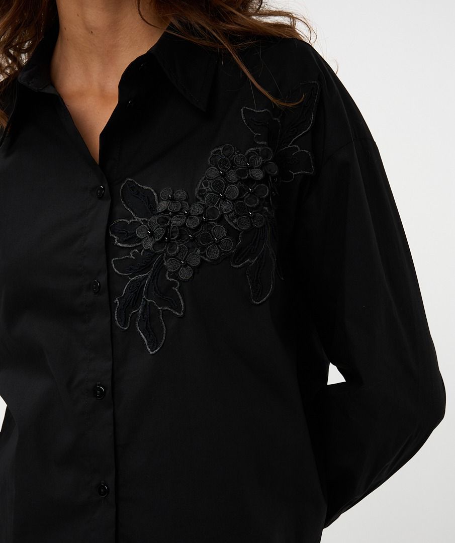 28707 Blouse small flower patch - black