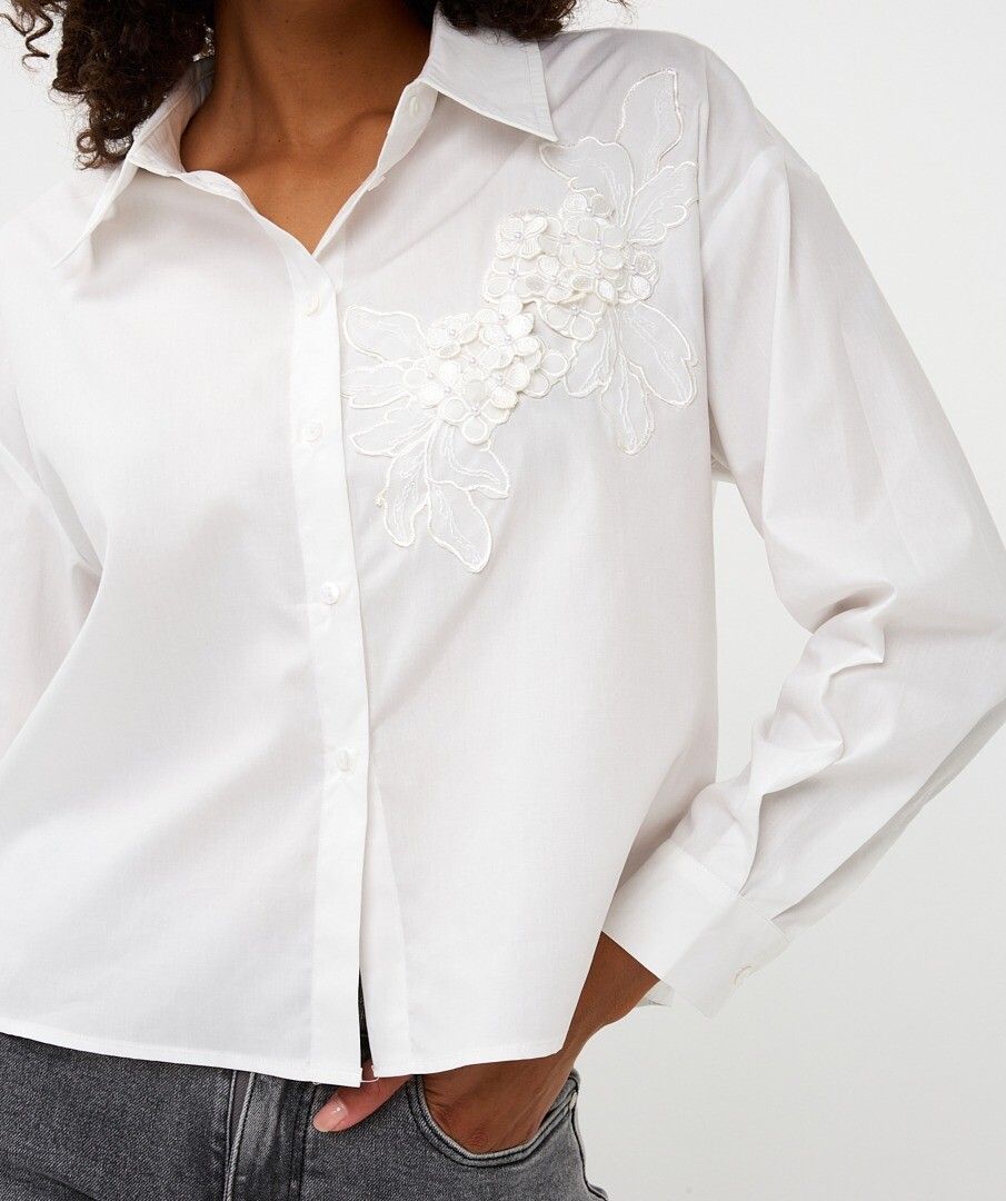 28707 Blouse small flower patch - off white